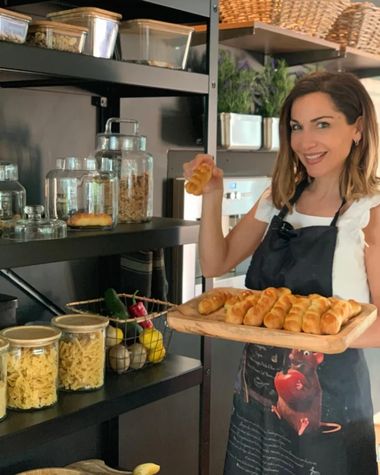 Η συνταγή της Δέσποινας Βανδή για Πασχαλινά κουλουράκια που θα λατρέψεις