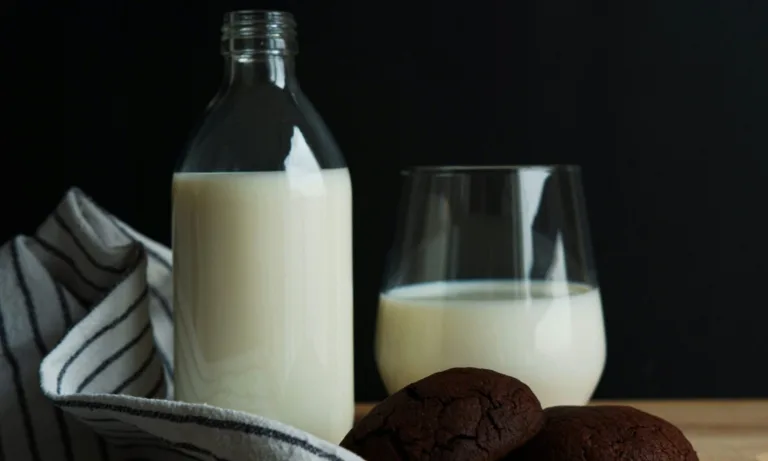 Το «μυστικό της γιαγιάς» που κρύβεται στην κουζίνα σου και θα κάνει το γάλα να έχει μεγαλύτερη διάρκεια ζωής