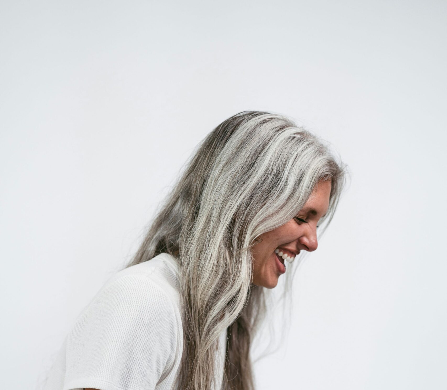 Αυτή η σπιτική μάσκα θα δώσει ξανά χρώμα και λάμψη στα γκρίζα μαλλιά σου