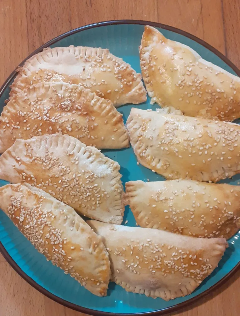 Η απόλυτη συνταγή για τα Κρητικά Πασχαλινά καλιτσούνια, όπως την φτιάχνουν στο χωριό