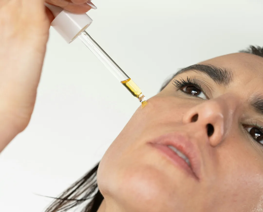Πώς το καλοκαίρι επηρεάζει το δέρμα σου- Ο απόλυτος οδηγός περιποίησης
