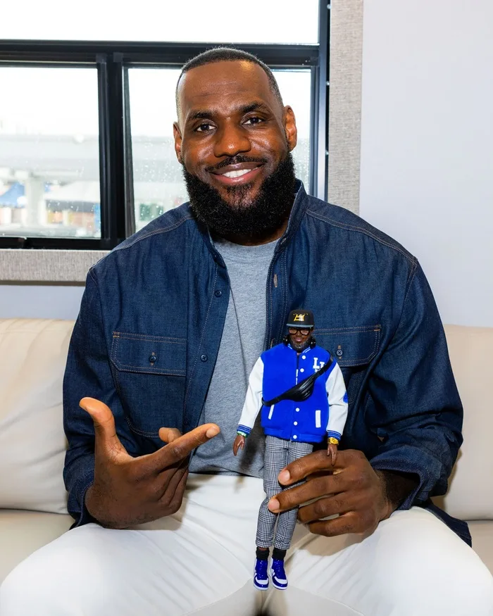Η Barbie παρουσιάζει την κούκλα LeBron James