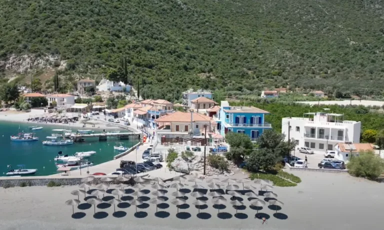 Πρωτομαγιά 2025: Το ελληνικό χωριό – «μικρογραφία της Ελλάδας» που όλοι θέλουν να πάνε – Έχει δωμάτια από 50 ευρώ