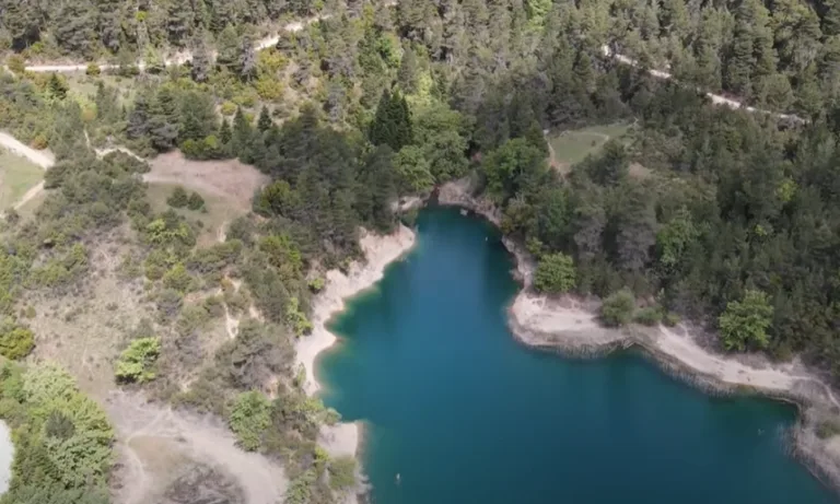 Μικρή «Ελβετία»: Η λίμνη 2,5 ώρες από την Αθήνα που κρύβει ένα μακάβριο μυστικό