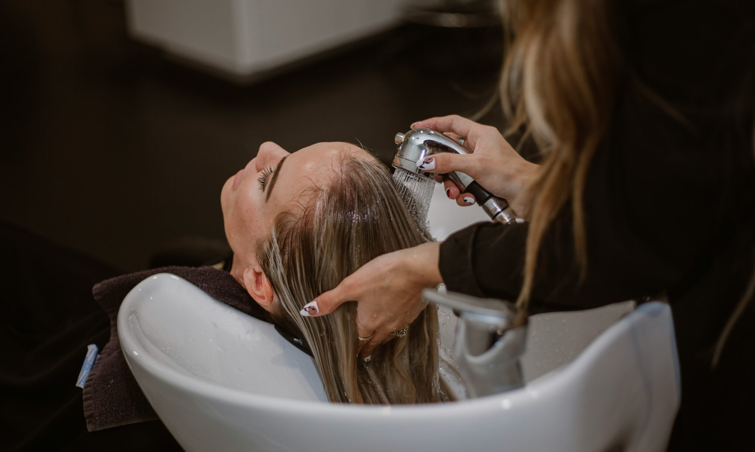 Πόσες φορές πρέπει να χρησιμοποιείς σαμπουάν όταν λούζεσαι