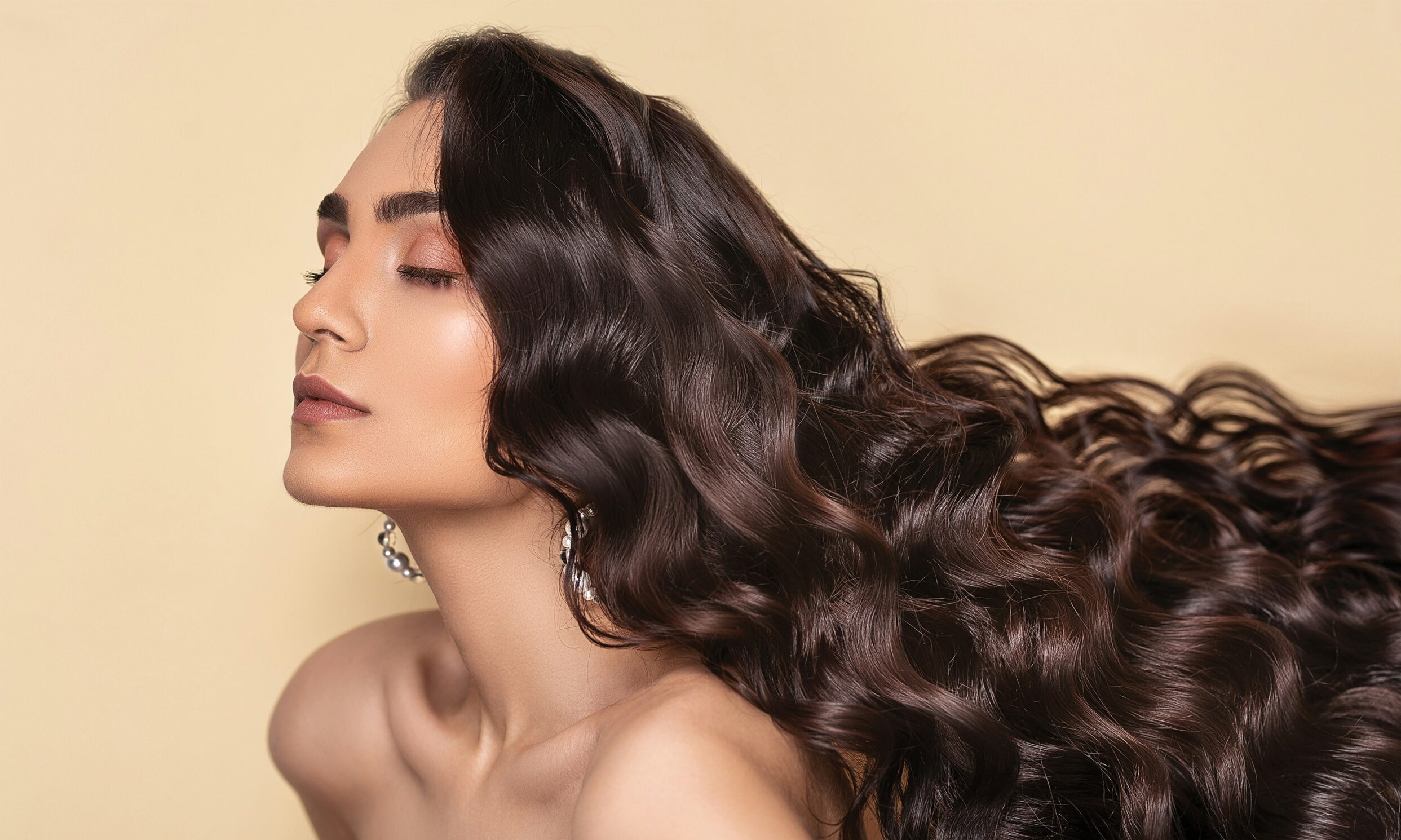 Φθαρμένα μαλλιά; Οι 2 φυσικοί τρόποι για ενίσχυση και ενδυνάμωση