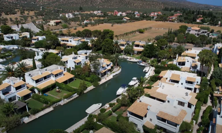 Η «Μικρή Βενετία» της Ελλάδας με κανάλια και βίλες – Μόλις 2,5 ώρες από την Αθήνα