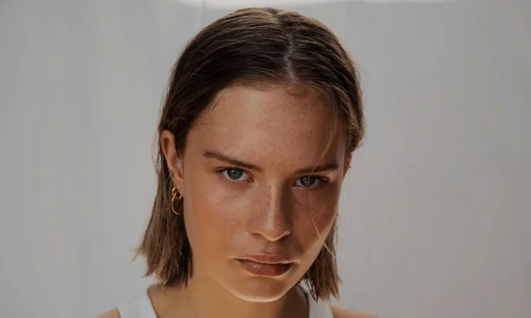 Πλαστικός χειρουργός αποκαλύπτει: 3 Τρόποι για να φαίνεσαι νεότερη χωρίς νυστέρι