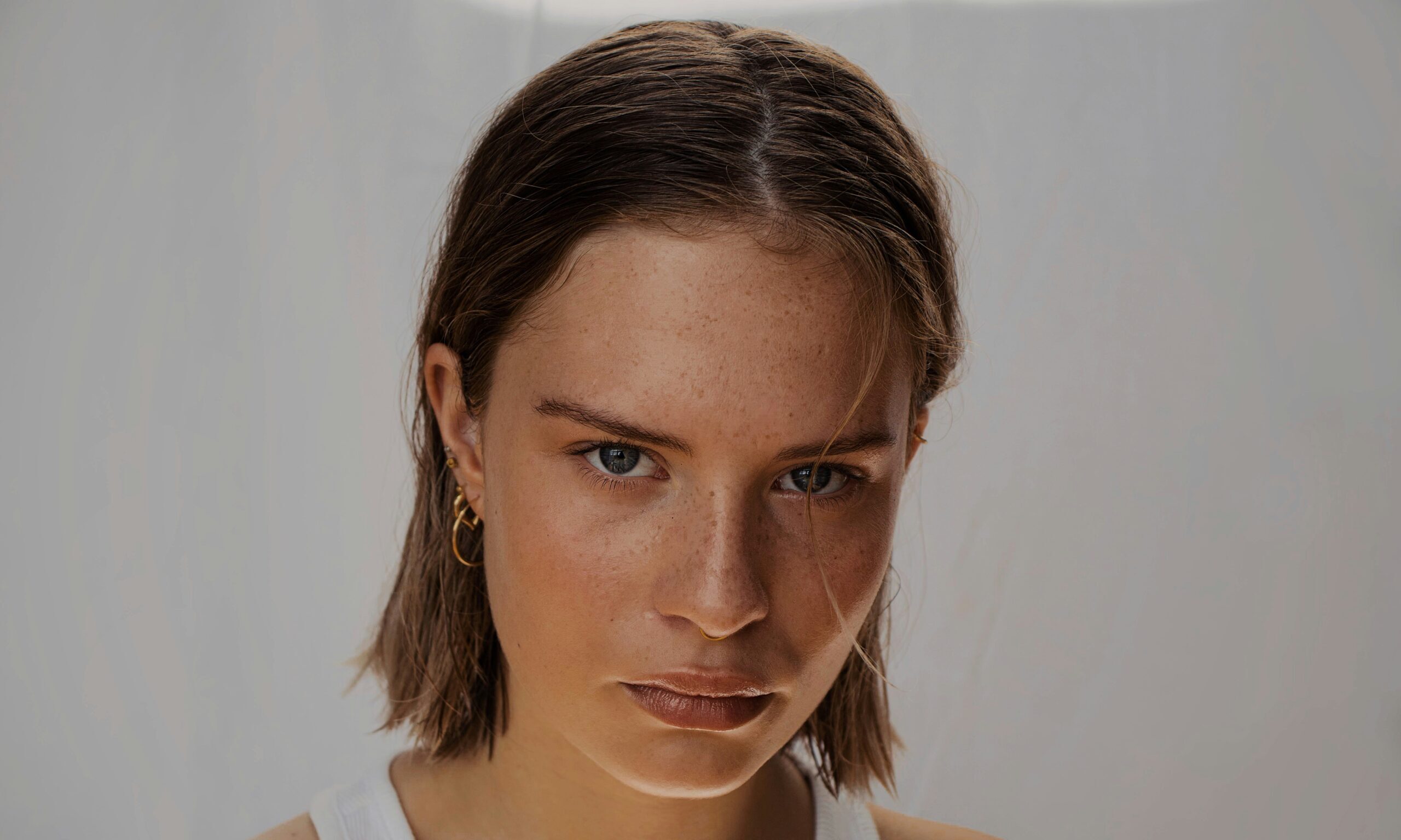 Πλαστικός χειρουργός αποκαλύπτει: 3 Τρόποι για να φαίνεσαι νεότερη χωρίς νυστέρι