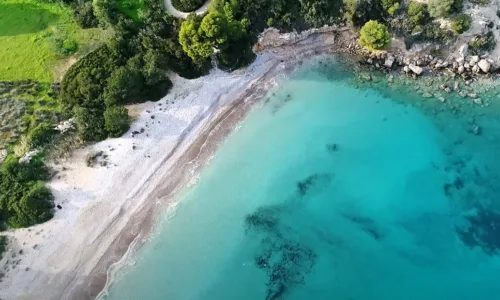 Αυτή είναι η μυστική παραλία κάτω από το ακριβότερο σπίτι της Ελλάδας – Πώς θα κολυμπήσεις εκεί