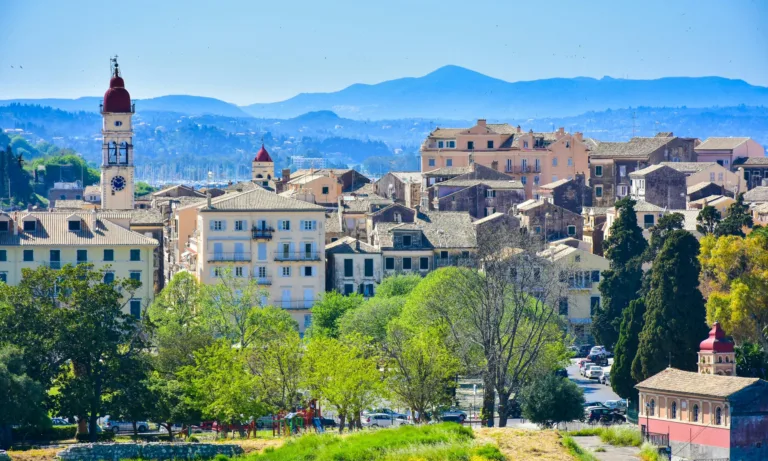 Πάσχα 2025: Πού θα κάνεις φτηνές και πού ακριβές διακοπές – Από 282 μέχρι 800 ευρώ το τετραήμερο