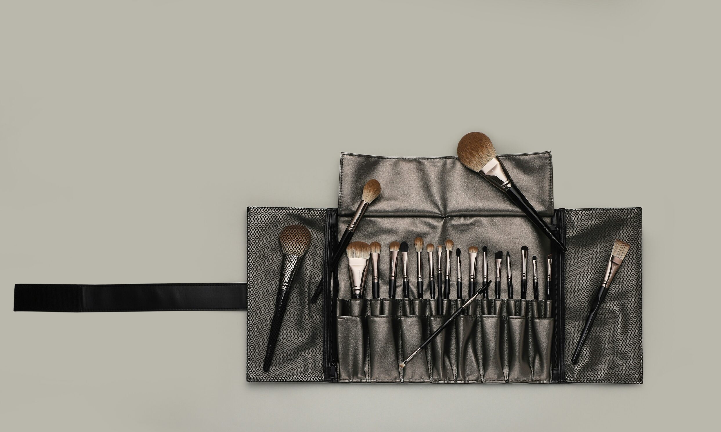 Ο καλύτερος οδηγός για να καθαρίσεις τα πινέλα του μακιγιάζ και να προστατεύσεις το δέρμα σου