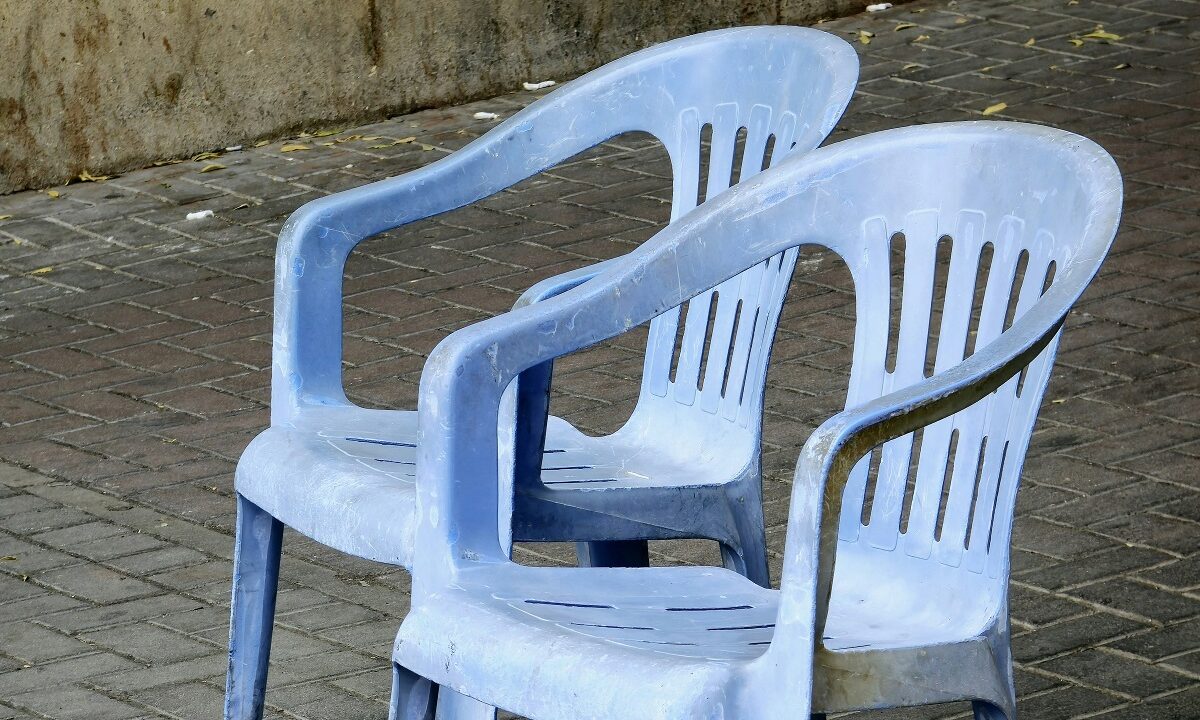 Το μυστικό που θα κάνει τις πλαστικές καρέκλες στη βεράντα σου να αστράφτουν σαν καινούριες