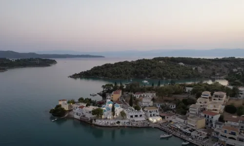Θυμίζει νησί αλλά είναι δίπλα στην Αθήνα - Ο παραθαλάσσιος προορισμός για φτηνές εκδρομές