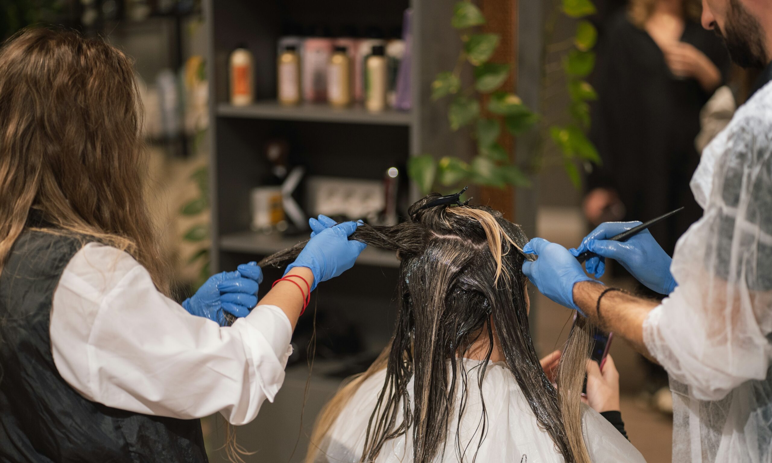 Τα 5 χρώματα μαλλιών που σε κάνουν να φαίνεσαι πιο νέα, σύμφωνα με τους ειδικούς