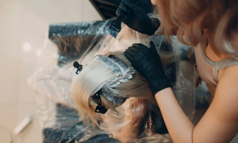 Τα 4 λάθη που κάνεις όταν βάφεις τα μαλλιά σου στο σπίτι