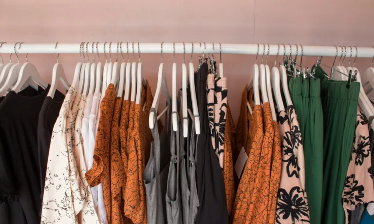 Τα 5 χρώματα στα ρούχα που σε κάνουν να φαίνεσαι μεγαλύτερη