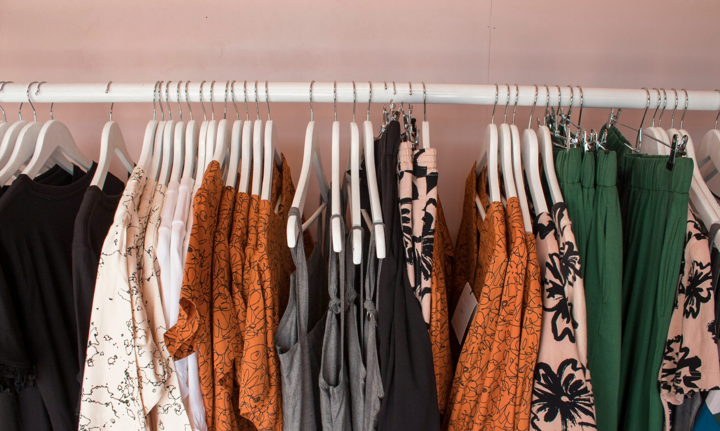 Τα 5 χρώματα στα ρούχα που σε κάνουν να φαίνεσαι μεγαλύτερη