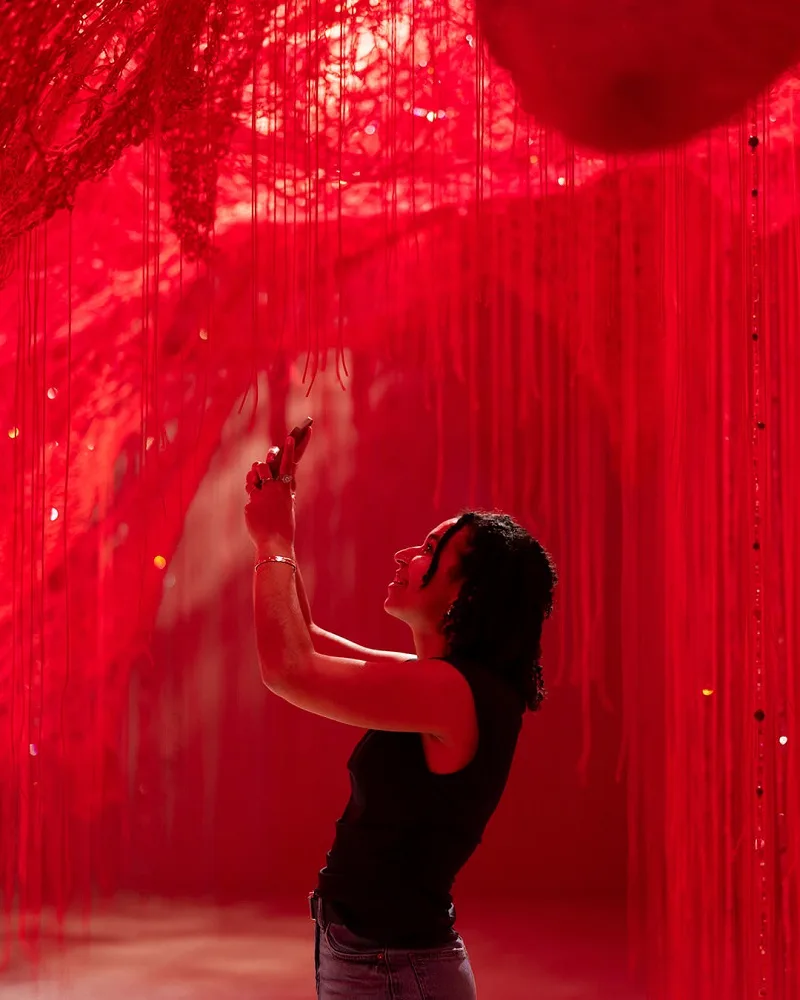 Το Swarovski Kristallwelten αποκαλύπτει τη νέα Chamber of Wonder από την Ιαπωνέζα Καλλιτέχνη Chiharu Shiota
