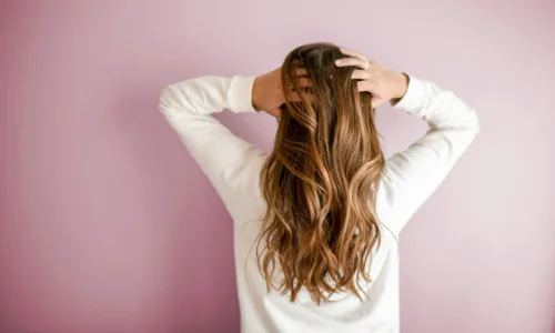 Τι πρέπει να κάνεις αν τα μαλλιά σου αραιώνουν, σύμφωνα με τους δερματολόγους