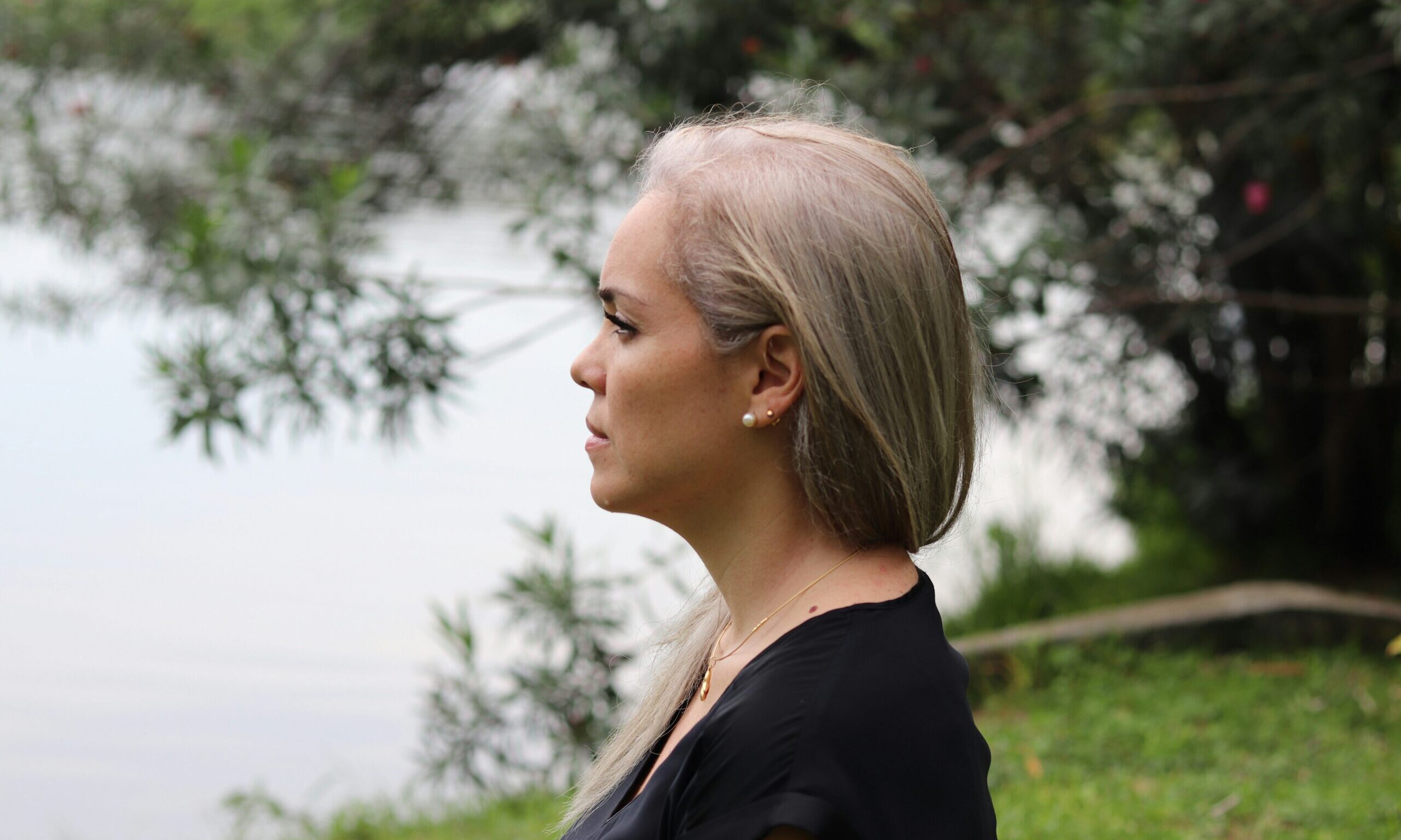 Πώς θα αντιστρέψεις φυσικά τις λευκές τρίχες χωρίς τοξικές βαφές