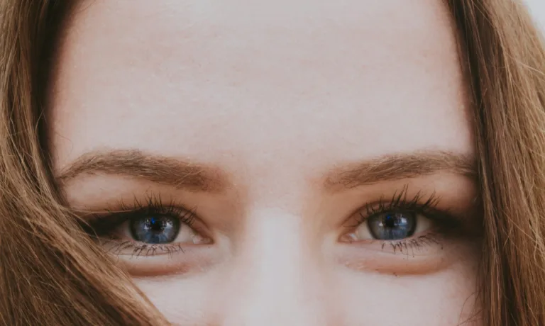 Πώς θα καλύψεις τις άσπρες τρίχες στα φρύδια