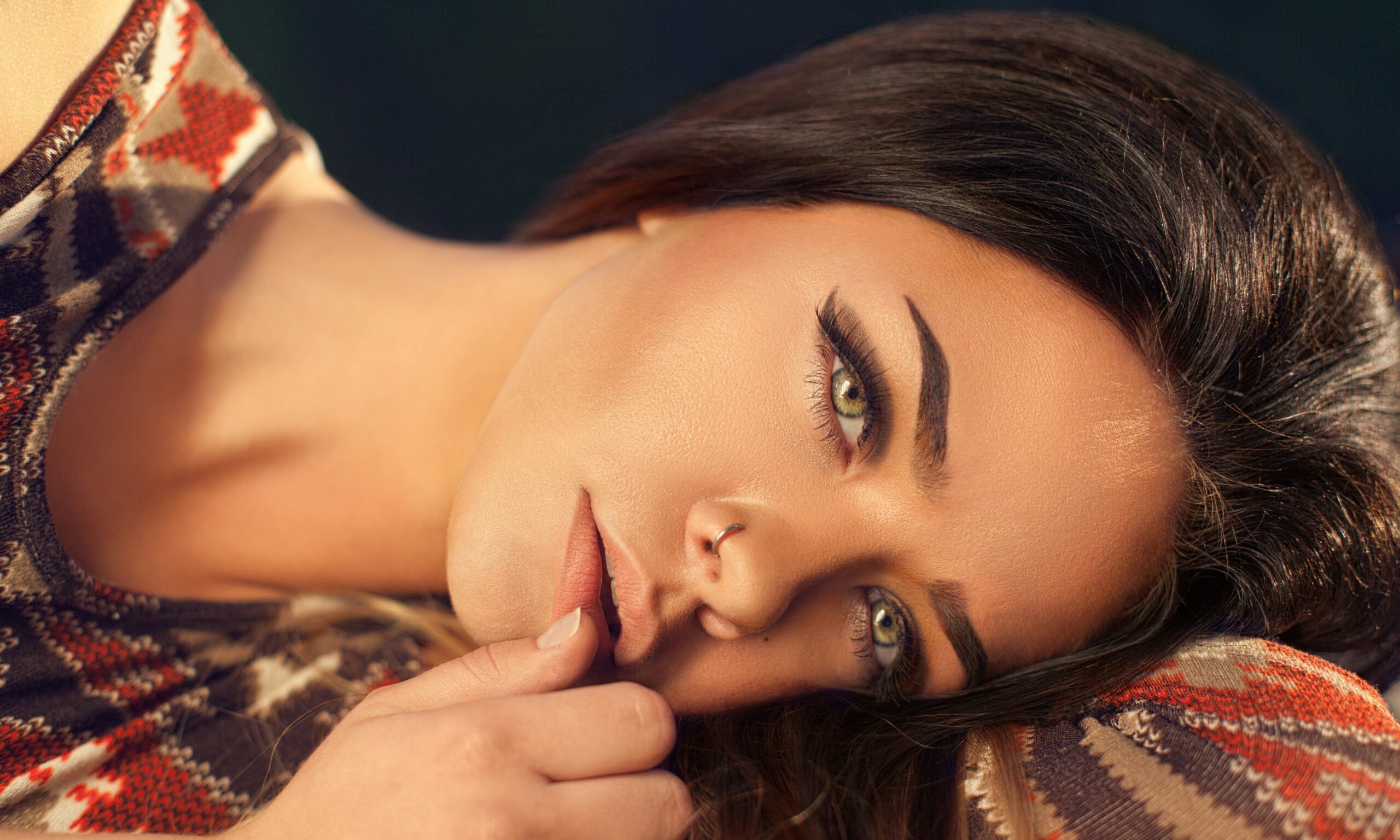 Πώς πρέπει να σχηματίζεις τα φρύδια σου για να φαίνεσαι νεότερη, σύμφωνα με την επιστήμη