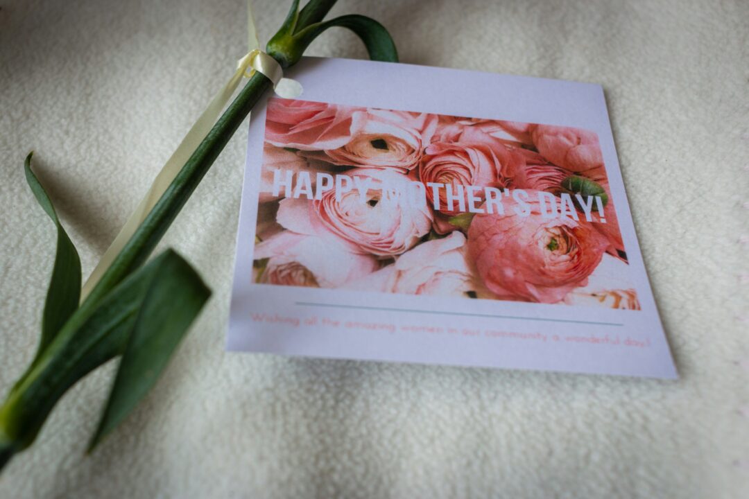 Οι πιο όμορφες ευχές για τη γιορτή της μητέρας 2025