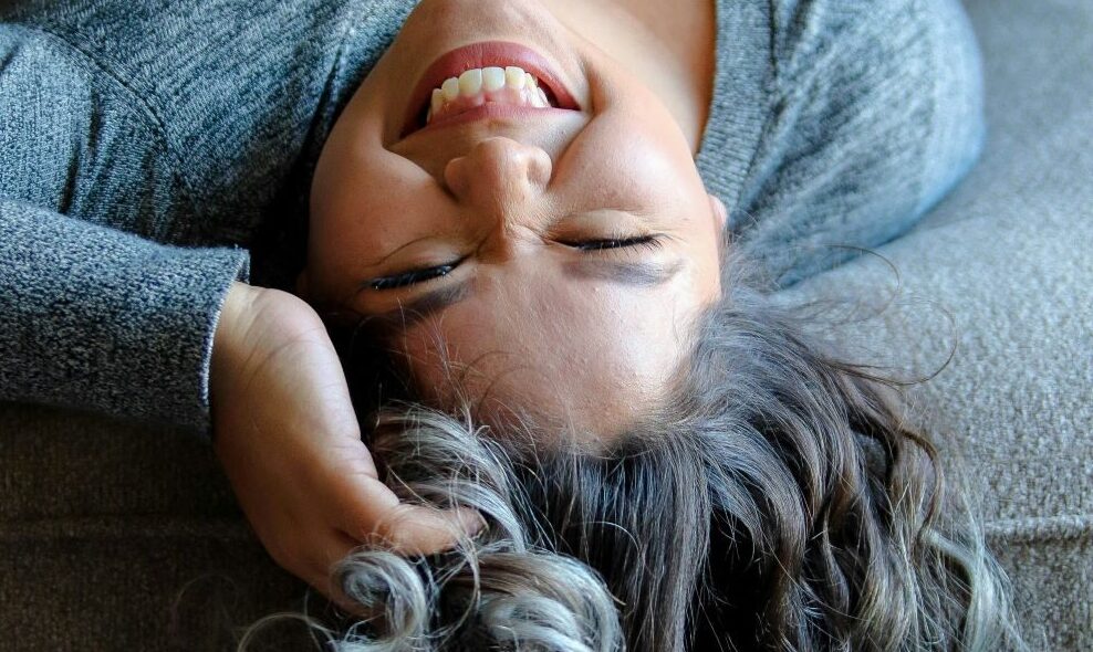 Δερματολόγος συστήνει: Πώς θα προλάβεις τα γκρίζα μαλλιά πριν εμφανιστούν