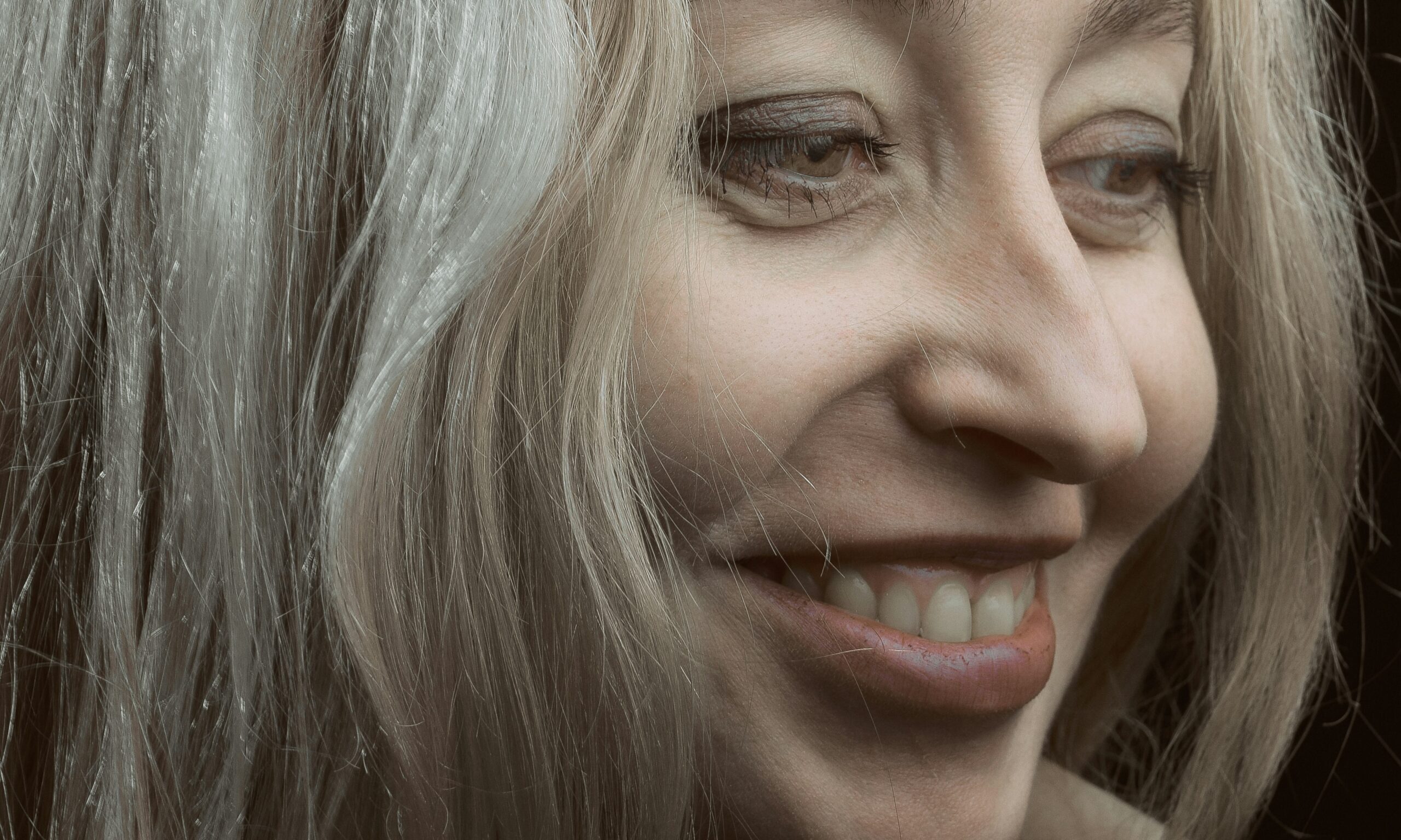 Οι 5 τροφές που μπορούν να γκριζάρουν τα μαλλιά σου πρόωρα