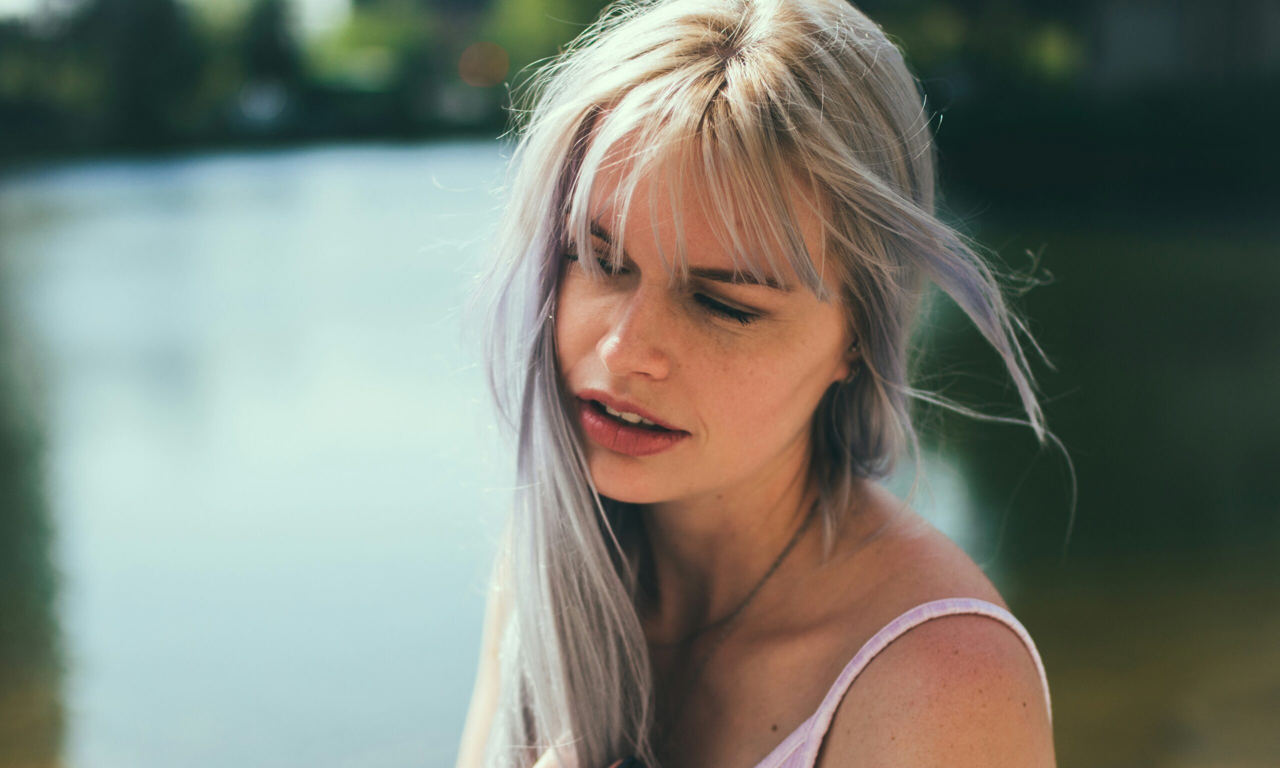 Τι προσπαθεί να σου «πει» το σώμα σου όταν γκριζάρουν τα μαλλιά σου