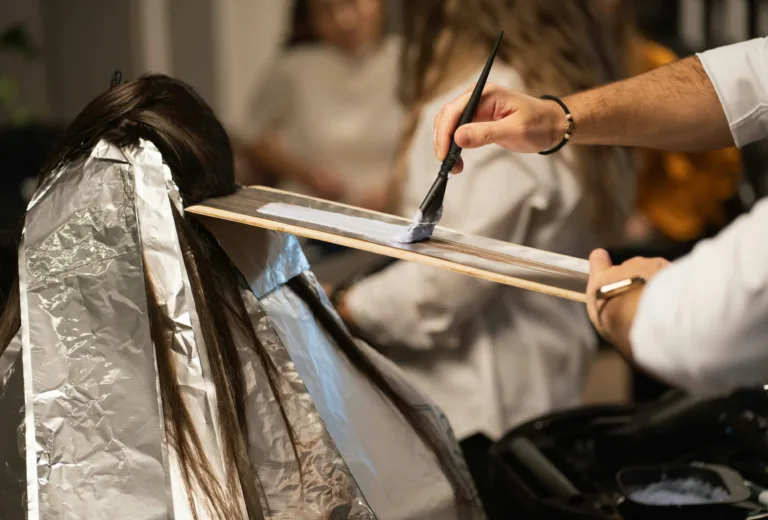 Οι σωστές αποχρώσεις για ανταύγειες σε γκρίζα μαλλιά