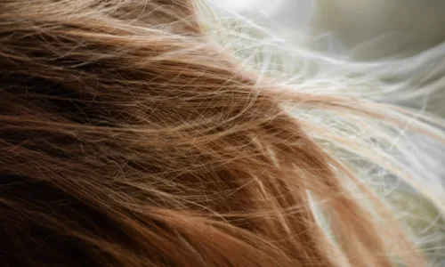 Πώς θα ξεφορτωθείς την ψαλίδα χωρίς να κόψεις τα μαλλιά σου
