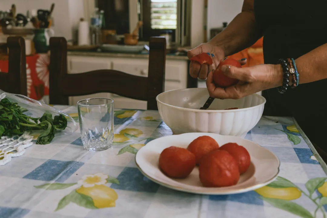 Οι επιστήμονες ανακάλυψαν γιατί το φαγητό της μαμάς είναι πάντα πιο νόστιμο