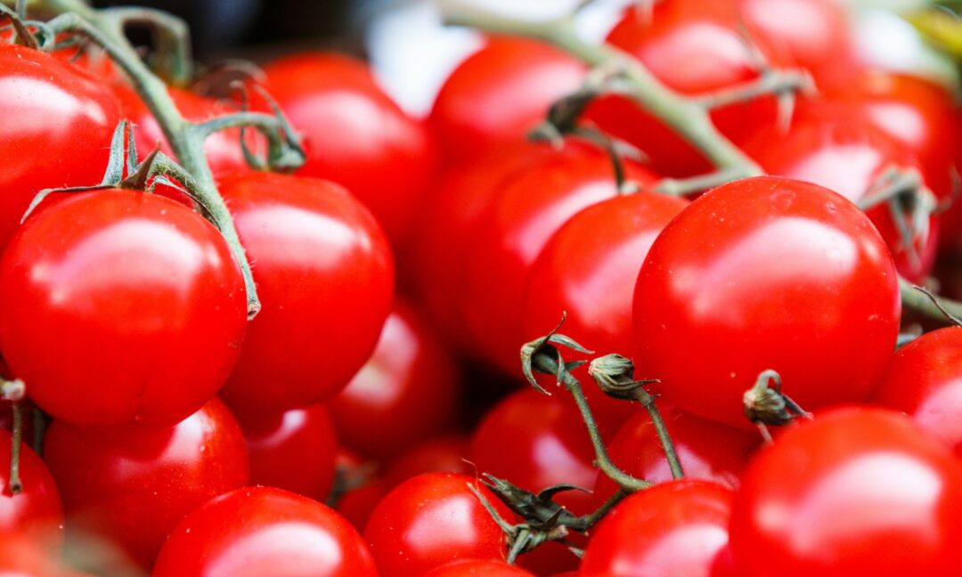 Δεν είναι το πορτοκάλι: Οι 4 τροφές που είναι πλούσιες σε βιταμίνη C και μειώνουν τις λεπτές γραμμές