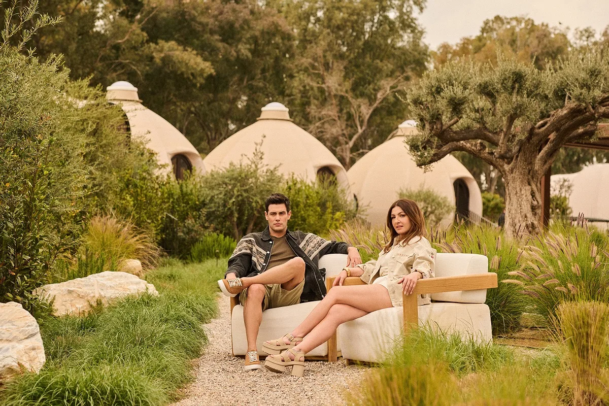 Sunset Safari: Έλενα Παπαρίζου και Κώστας Μαρτάκης στη νέα SS25 καμπάνια της HARALAS