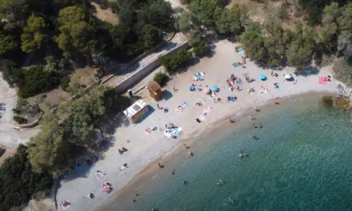 Οι 3 άχαστες παραλίες της Αττικής που θυμίζουν νησί