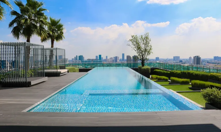 Οι τιμές στις top πισίνες της Αθήνας για το 2025 – Από 11 μέχρι 105 ευρώ