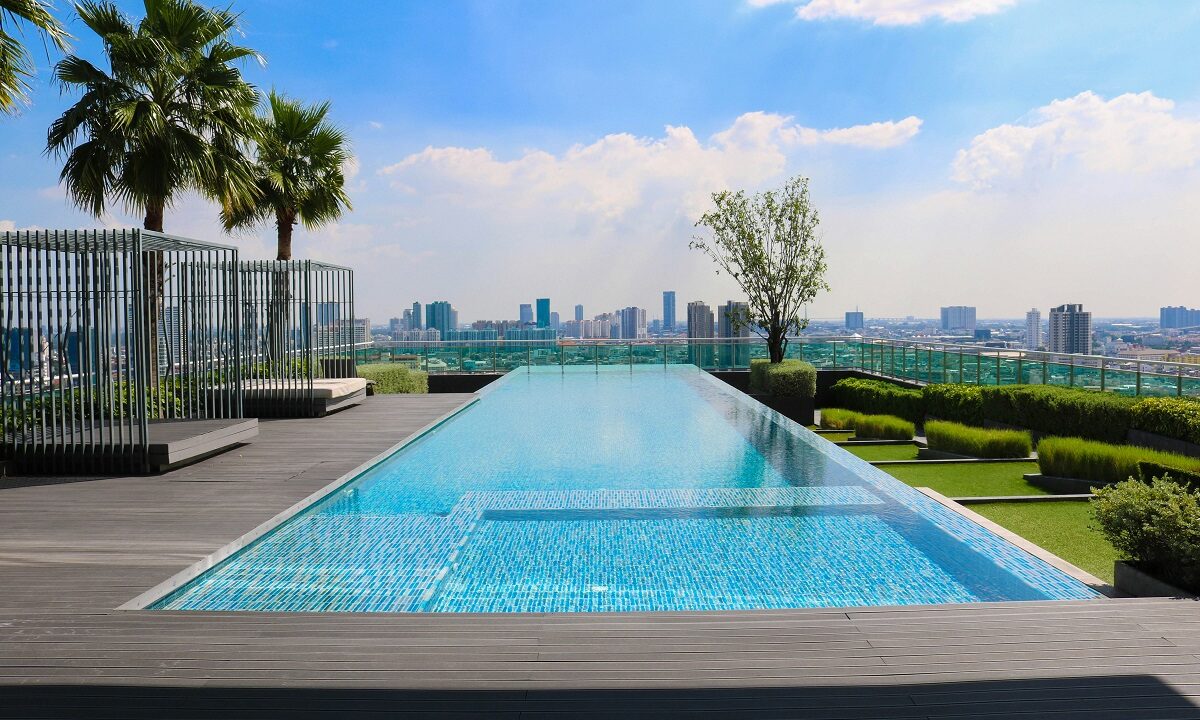 Οι τιμές στις top πισίνες της Αθήνας για το 2025 – Από 11 μέχρι 105 ευρώ