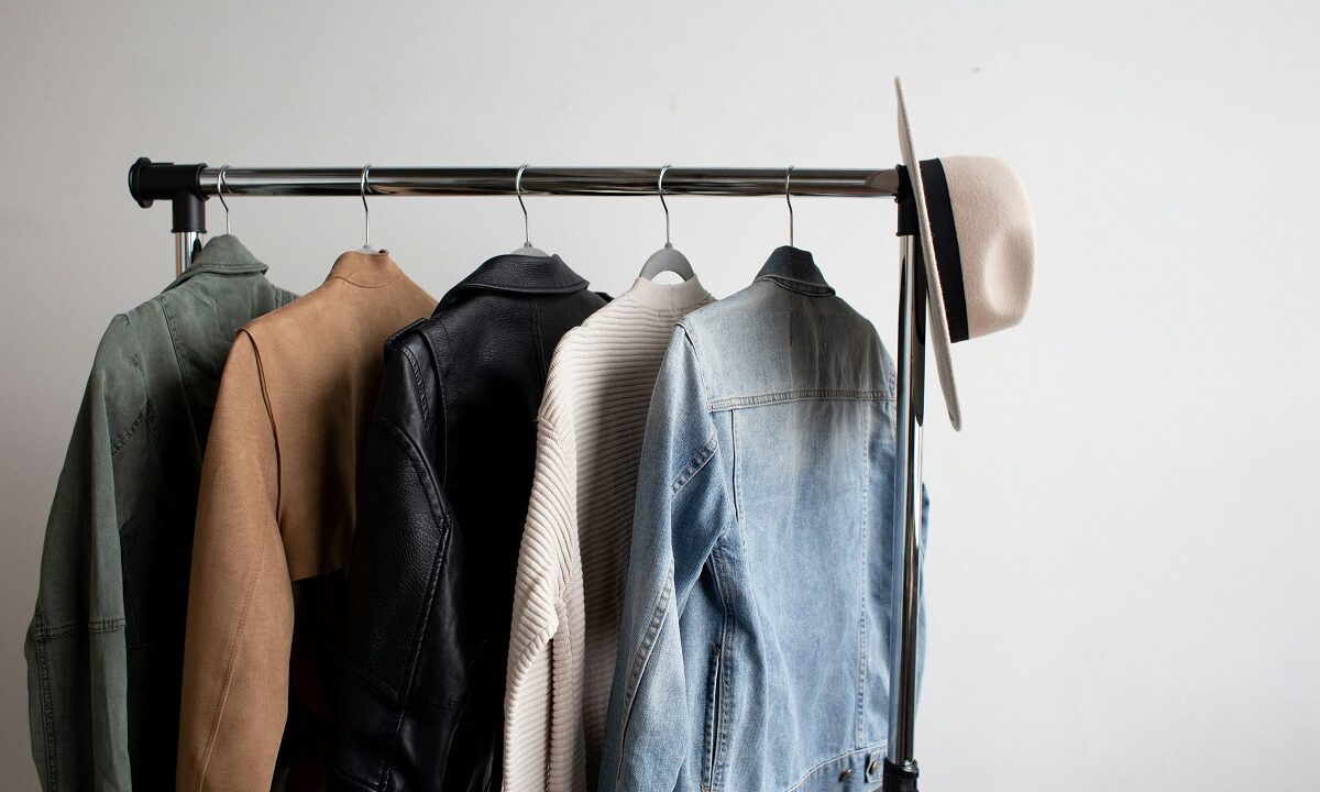 Πώς θα κάνεις τα ρούχα να φαίνονται καινούργια για περισσότερο καιρό με 1 ευρώ