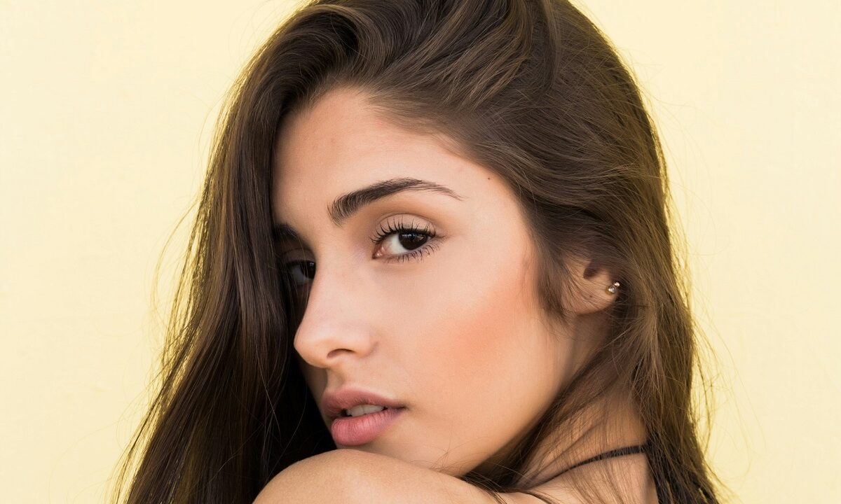 Ποιες σκιές ματιών δεν κολακεύουν το βλέμμα όσο μεγαλώνουμε – Και ποιες το «ανασηκώνουν»