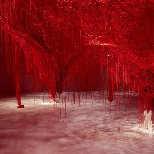 Το Swarovski Kristallwelten αποκαλύπτει τη νέα Chamber of Wonder από την Ιαπωνέζα Καλλιτέχνη Chiharu Shiota