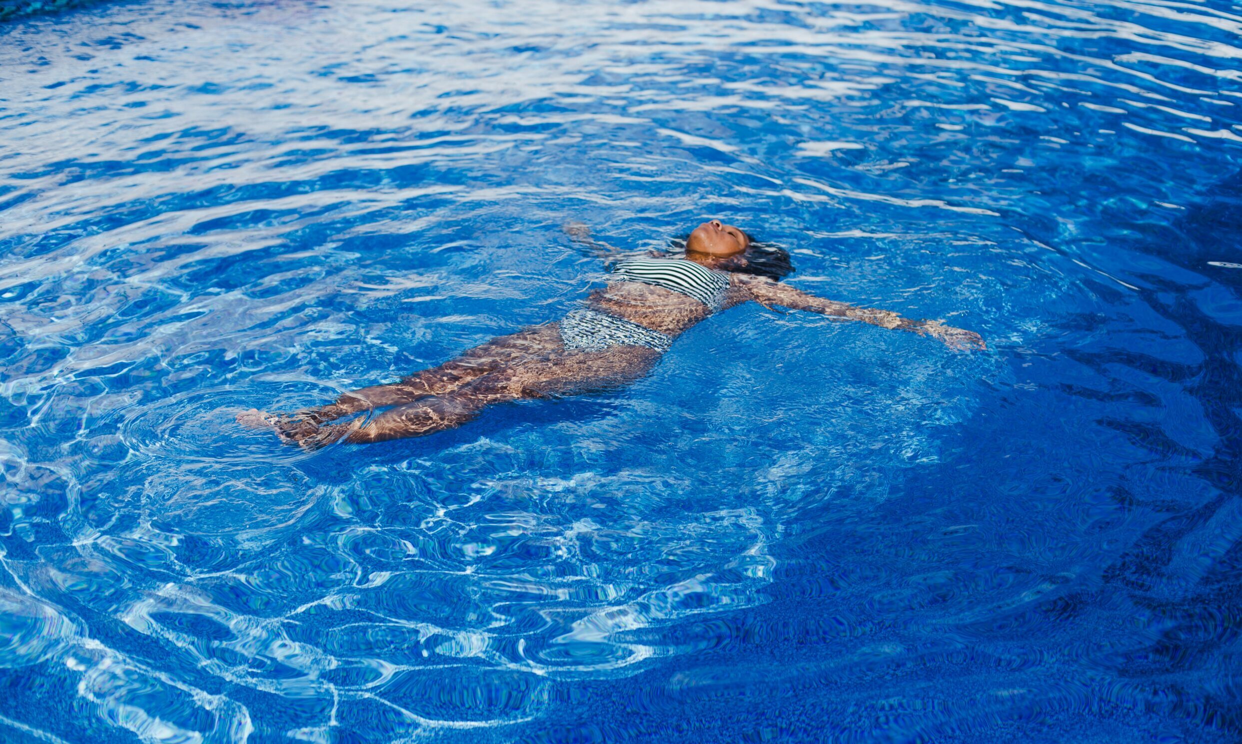3 ασκήσεις στη θάλασσα που θα σου χαρίσουν γυμνασμένη κοιλιά και δυνατό κορμό