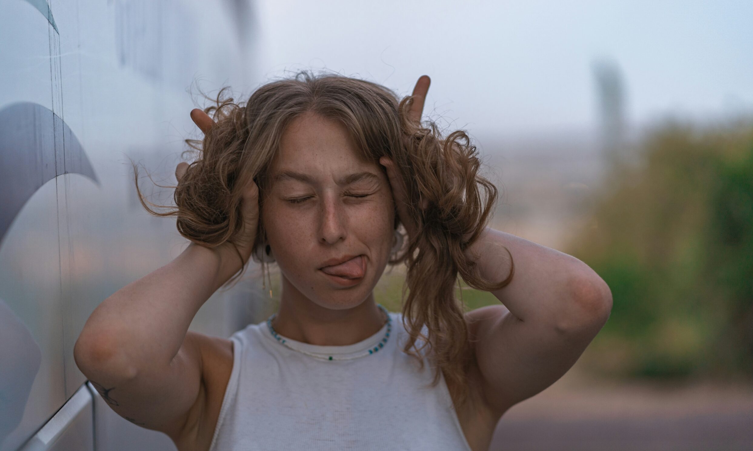 Πού να βάλεις τη χωρίστρα σου για να φαίνεσαι νεότερη