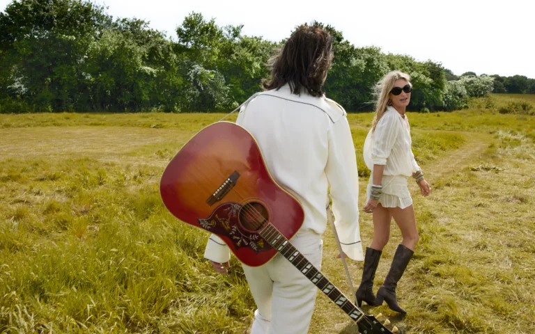 Η Kate Moss παρουσιάζει τη δεύτερη συλλογή της για τη Zara μαζί με τον Bobby Gillespie