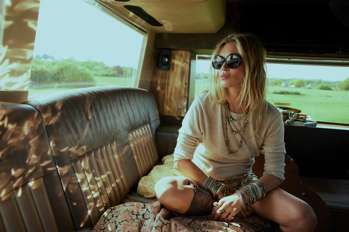 Η Kate Moss παρουσιάζει τη δεύτερη συλλογή της για τη Zara μαζί με τον Bobby Gillespie