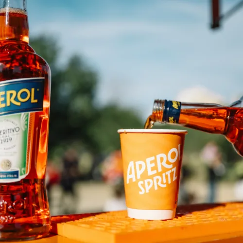 To Aperol πρωταγωνιστεί στα μεγαλύτερα φεστιβάλ του καλοκαιριού