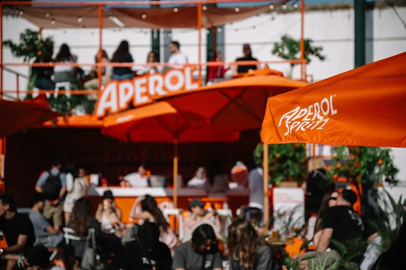 To Aperol πρωταγωνιστεί στα μεγαλύτερα φεστιβάλ του καλοκαιριού