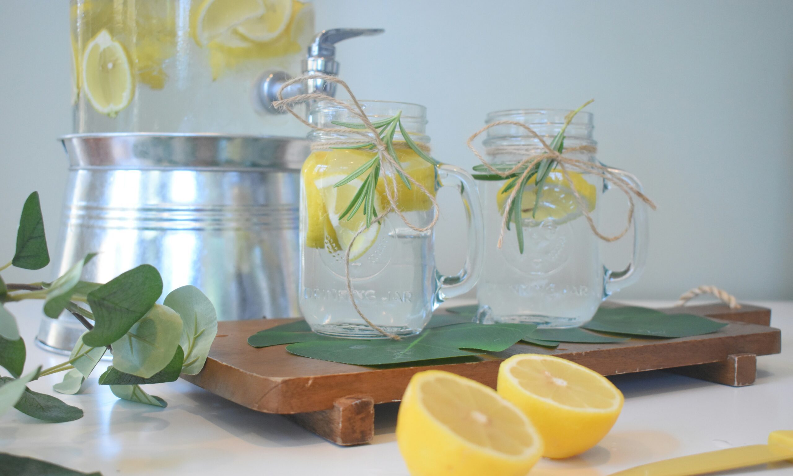 Νερό με λεμόνι για αδυνάτισμα: Τι ώρα να το πιείς και τι να προσθέσεις για καλύτερα αποτελέσματα