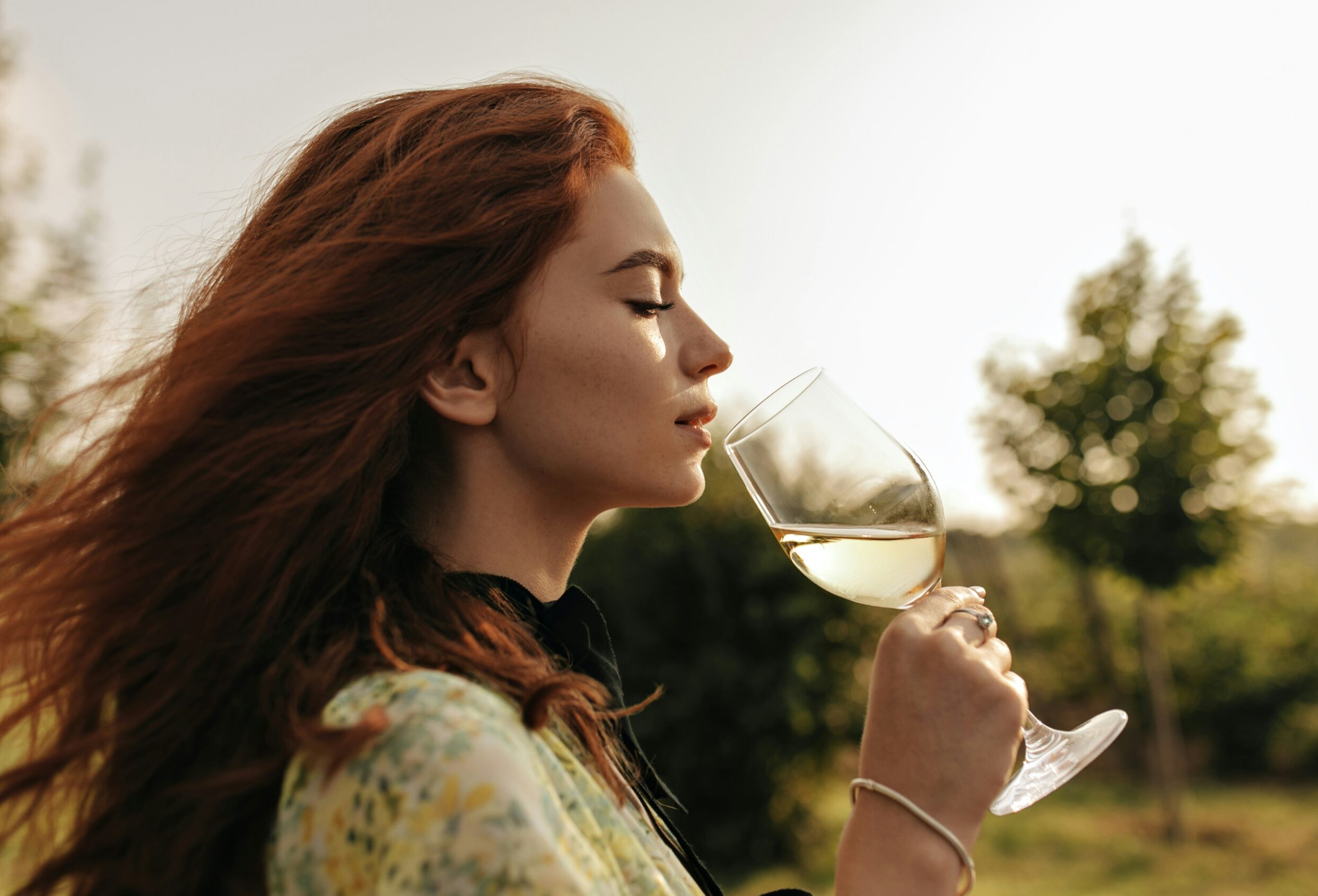 Τι συμβαίνει στο δέρμα σου όταν πίνεις αλκοόλ – Οι συμβουλές ενός δερματολόγου